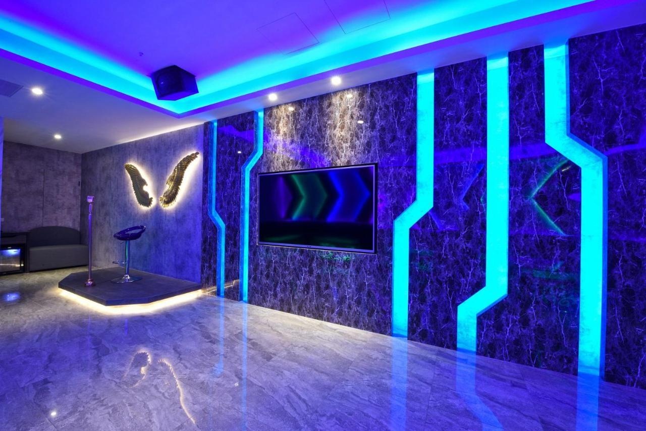 W3 Motel Luzhu Exteriör bild